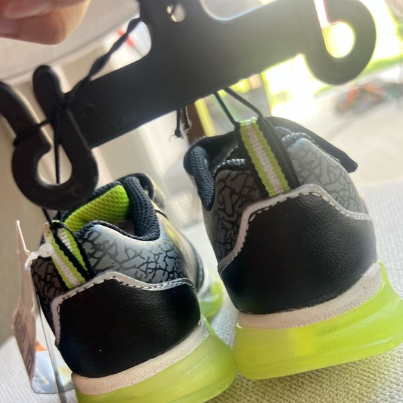 Jurassic World Toddler Boys Athletic Light-up Sneaker size 7 - Picture 6 of 7
